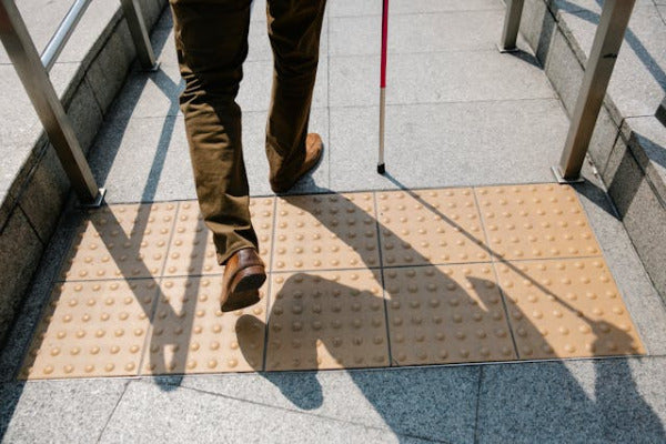 Was sehen blinde Menschen? – Fragen zu Blindheit einfach erklärt