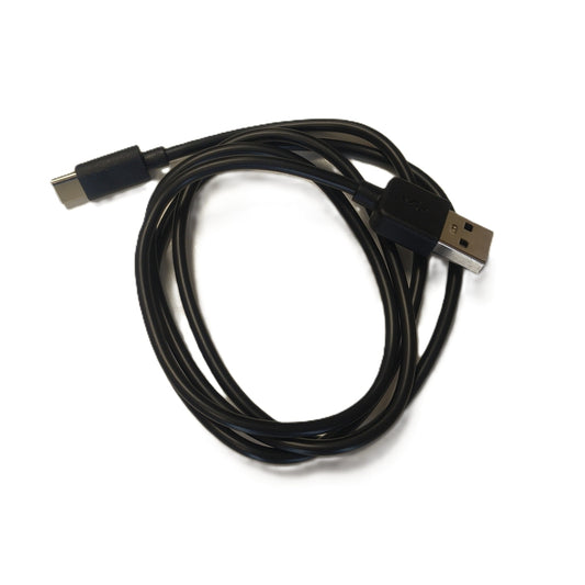 Ein zusammengerolltes schwarzes Kabel mit USB-A und USB-C Anschluss