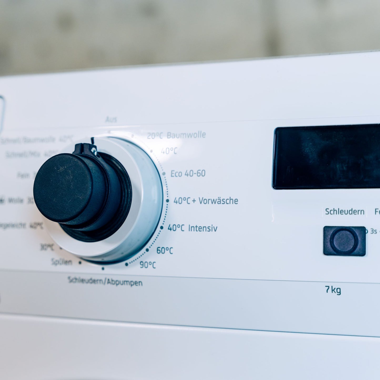 Der Feelware Audio Bedienknopf ist auf dem Original Programmwahlknopf der Waschmaschine angebracht. Die Taste für Schleudern ist mit einem taktilen Symbol markiert.