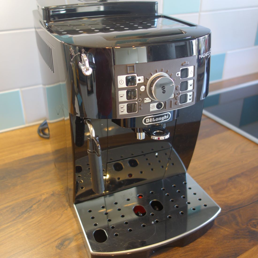 Auf der linken Seite der Vorderseite des Kaffeeautomaten ist die Dampfdüse und das dazugeörige Ventil angebracht. Unter der Bedienblende ist ein Auslauf für zwei Tassen Kaffee.