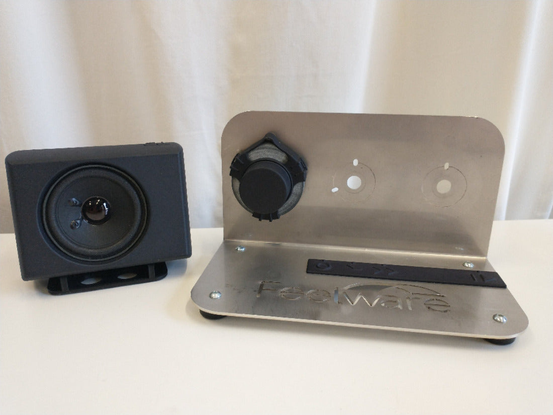 Demokit mit schwarzer AudioBox, einer Halterung, an der ein Programmwahlknopf und eine Schablone befestigt sind