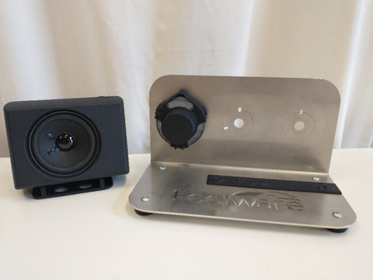 Demokit mit schwarzer AudioBox, einer Halterung, an der ein Programmwahlknopf und eine Schablone befestigt sind
