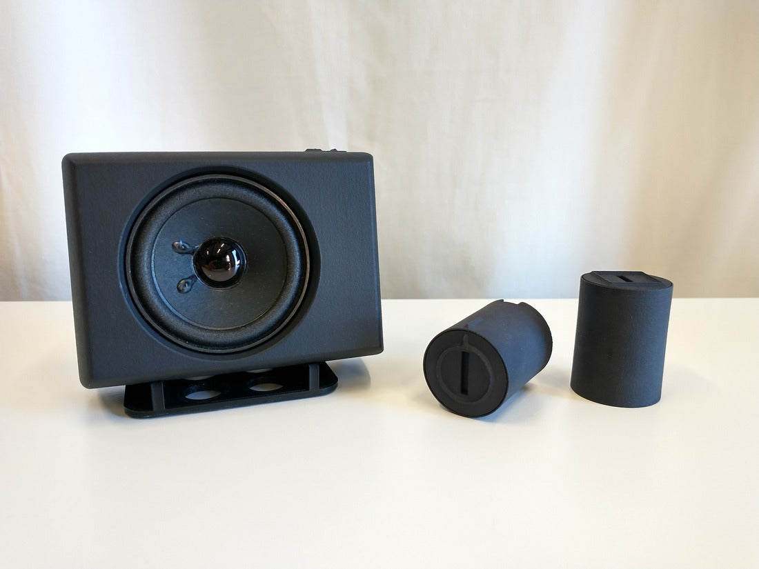 Feelware Audio Nachrüstung für einen Backofen, bestehend aus zwei Drehknöpfen und einer AudioBox. Die AudioBox besitzt an der Vorderseite einen Lautsprecher.