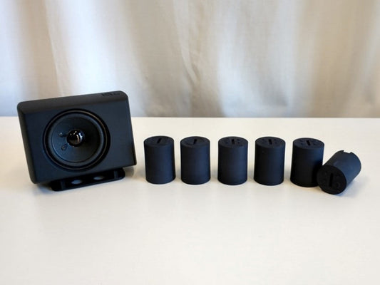 6 Feelware Audio Drehknöpfe und eine AudioBox. Die AudioBox hat an der Vorderseite einen Lautsprecher.