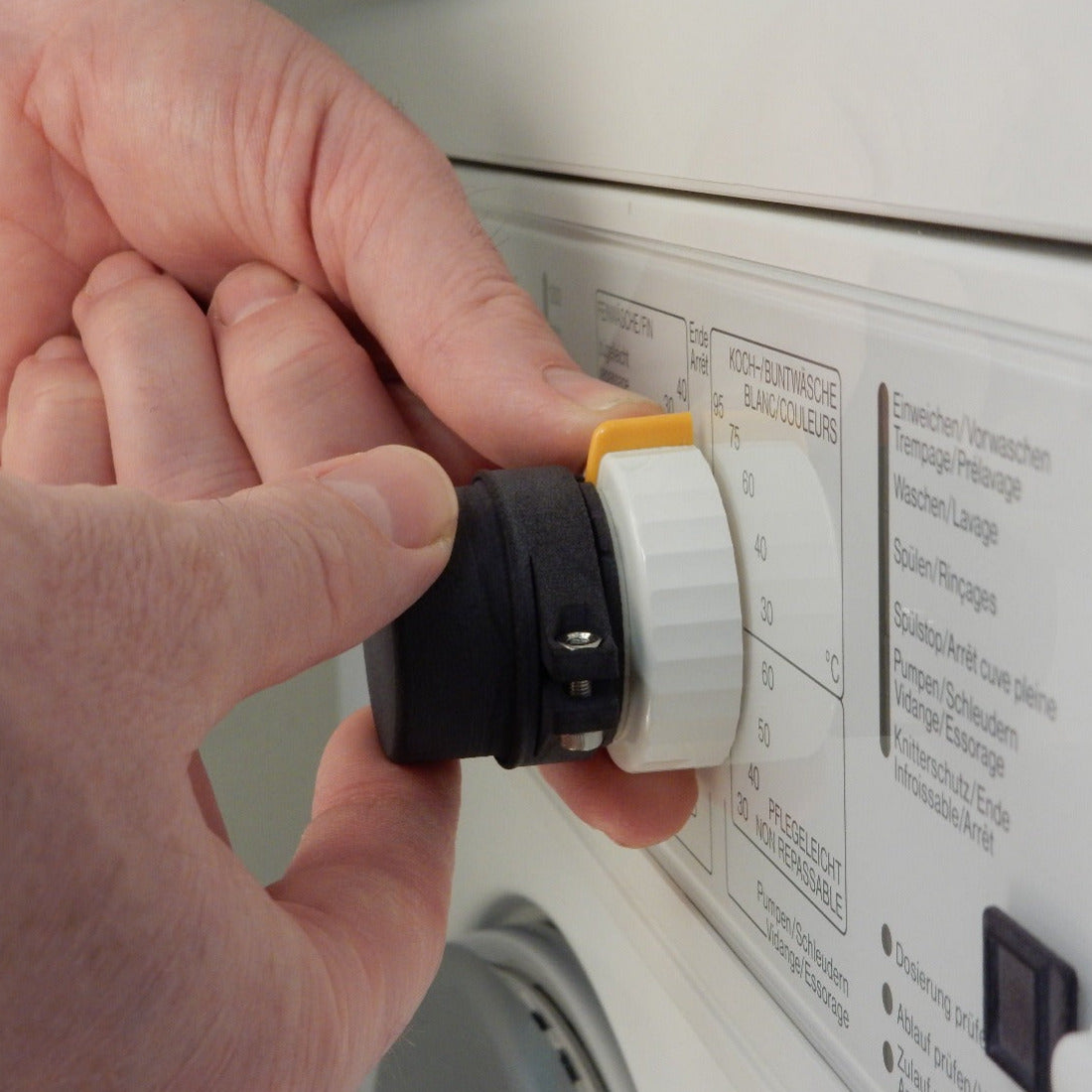 Feelware Audio Bedienknopf der Feelware Audio Nachrüstung für Waschmaschinen an einem  umgerüsteten Waschgerät. Der Bedienknopf wird am vorhandenen Programmwahlknopf befestigt.